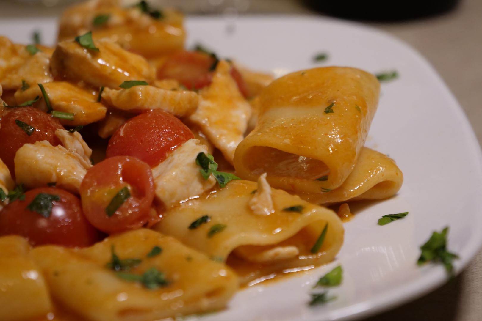 Trattoria di pesce a Catania - paccheri con spada e pomodorini